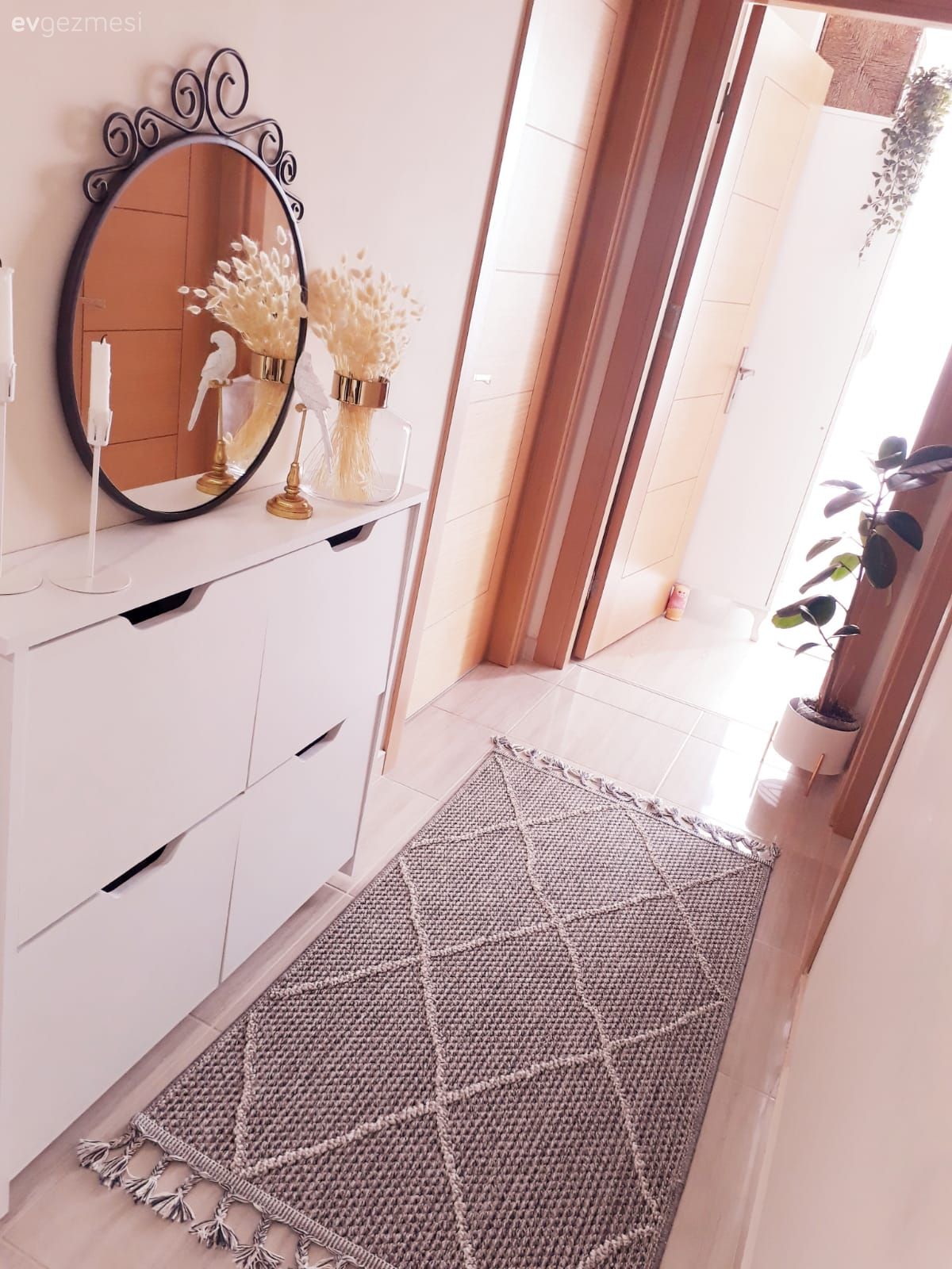 Sade Görünmeyi Seven Bu İstanbul Evi Küçük Ama Kullanışlı!