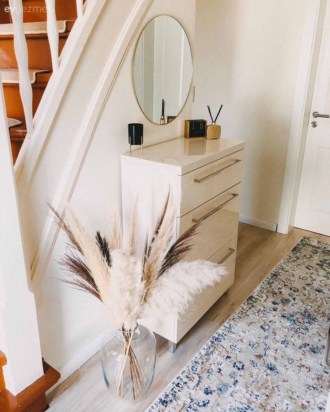 Vazo, Ev Aksesuar, Pampas otu, Yuvarlak ayna, Dekoratif ayna, Dresuar, Antre halısı