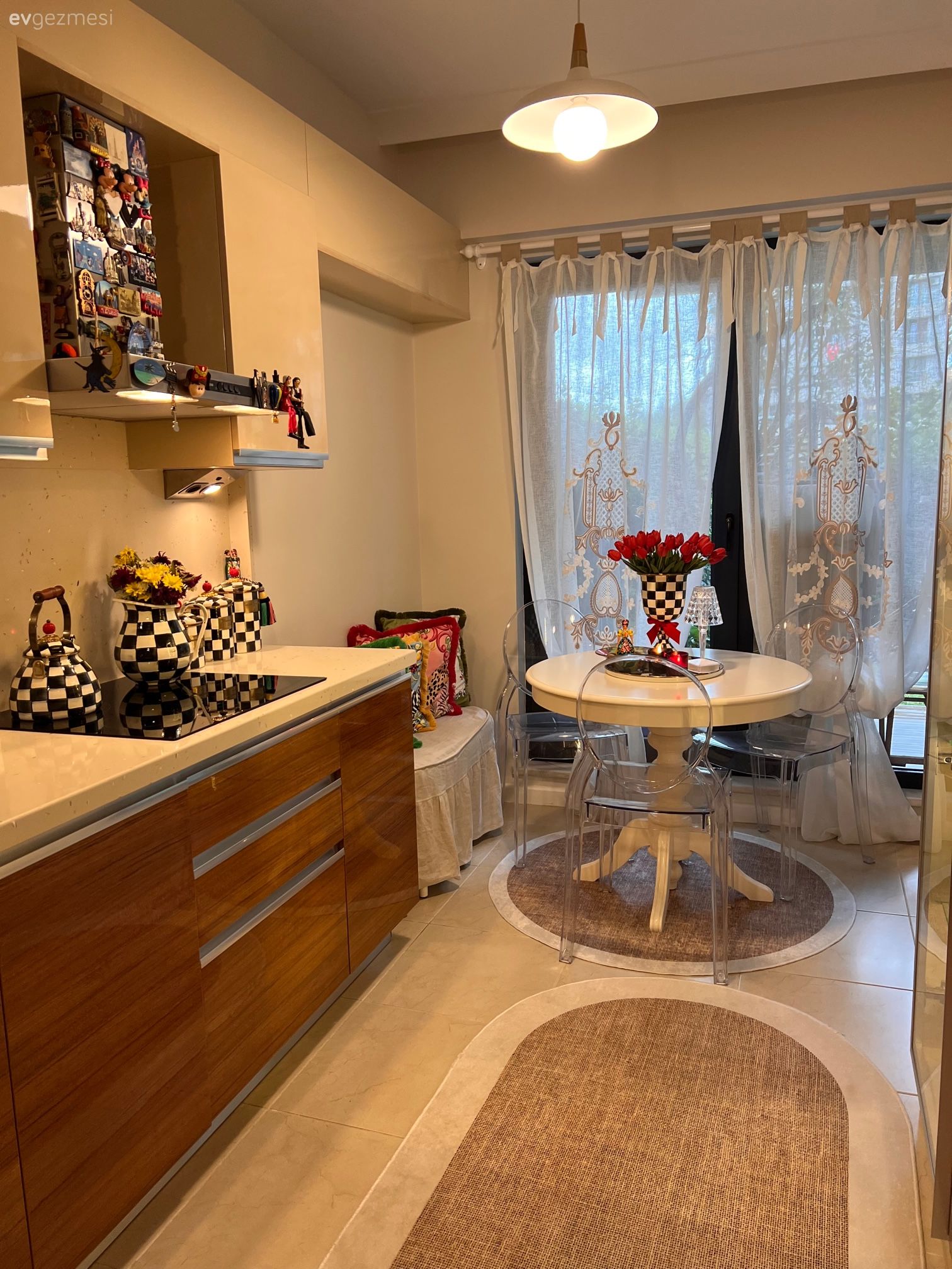 Mutfak, Ahşap mutfak, Mutfak tezgahı, Mutfak tezgah arası, Beyaz, Beyaz ve ahşap mutfak, Mutfak aksesuarları, Mutfak masası, Sandalye, Ferforje, Kırlent, Ev tekstili, Mutfak perdesi