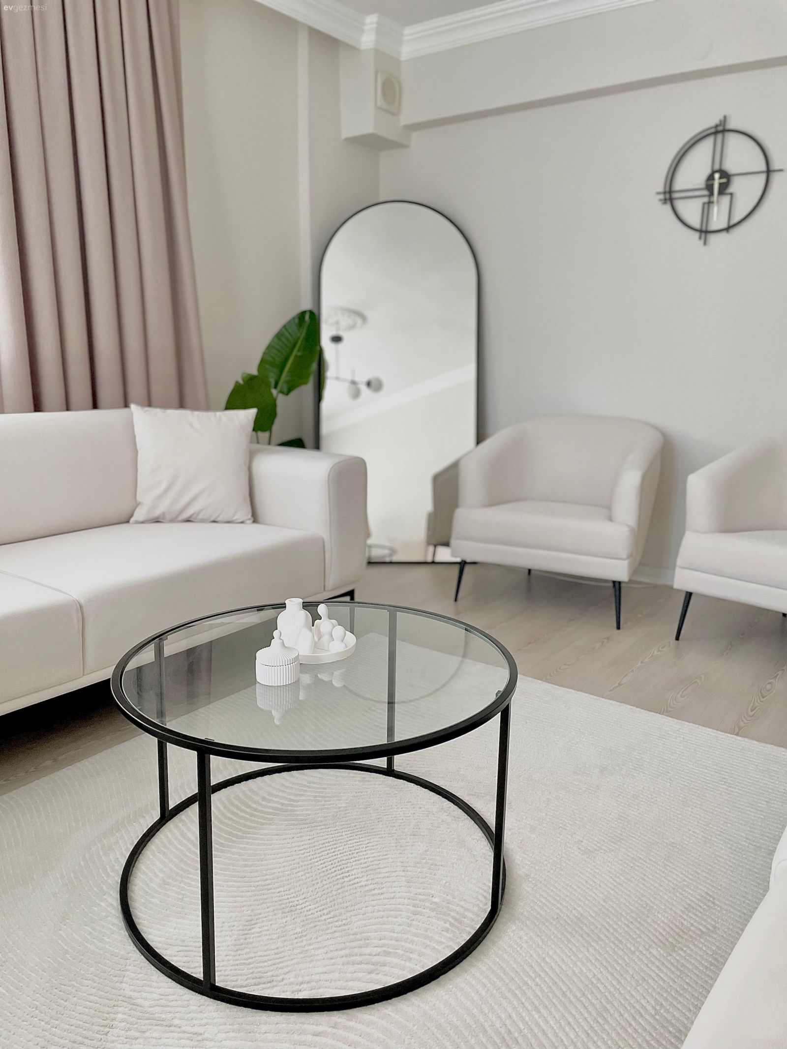 Salon, Modern, Beyaz, Siyah, Orta sehpa, Sehpa, Halı, Salon halısı, Boy aynası, Ayna, Kırlent, Ev tekstili, Berjer