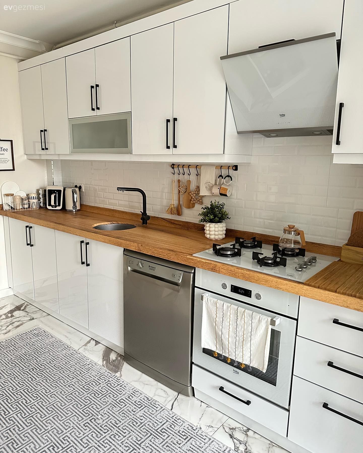 Mutfak, Beyaz, Beyaz ve ahşap mutfak, Mutfak tezgahı, Mutfak tezgah arası, Davlumbaz, Mutfak aksesuarları