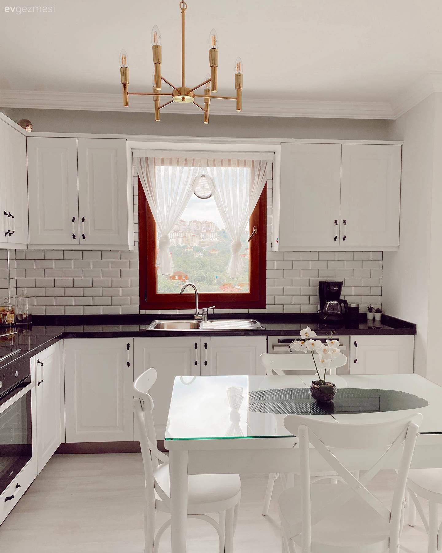 Mutfak, Beyaz mutfak, Beyaz, Siyah, Siyah tezgah, Mutfak tezgahı, Mutfak perdesi, Metro seramik, Seramik, Mutfak tezgah arası, Mutfak masası, Sandalye, Mutfak zemin seramikleri, Ankastre, Mutfak Avize Modelleri, Altın, Country