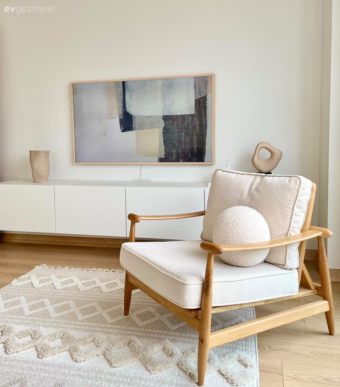 Salon, İskandinav, Bej, Krem, Ahşap Mobilya, Tv ünitesi, Tv ünitesi aksesuarları, Ev Aksesuar, Halı, Salon halısı, Avize, Aydınlatma, Salon avizesi, Tül perde, Perde