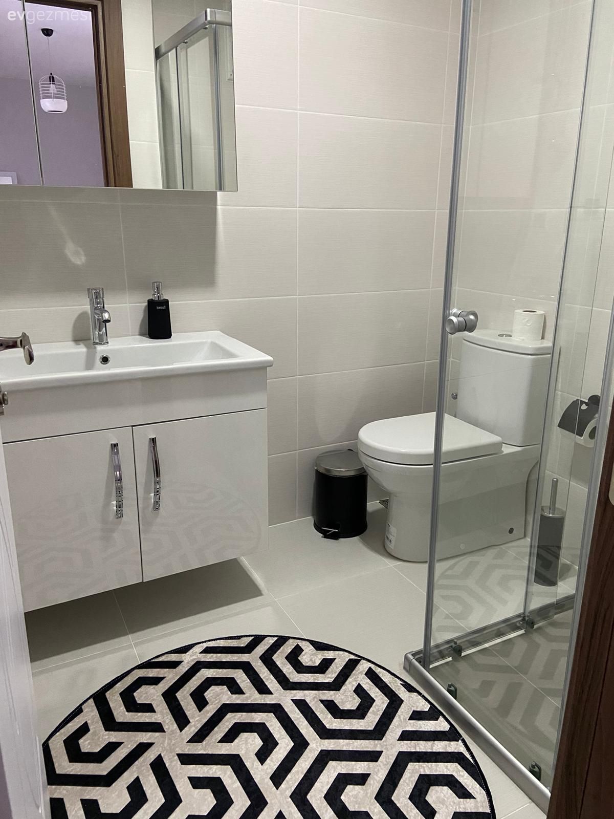 Beyaz, Siyah, Banyo, Banyo dolabı, Banyo aynası, Banyo seramikleri, Banyo paspası, Geometrik desen, Desenler, Duşakabin