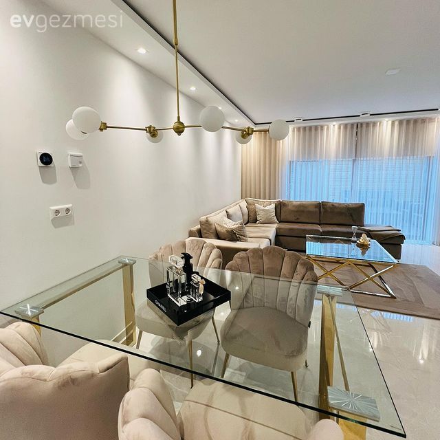 Bu Modern Evde Beyazın Ferahlığı Altın Vurgularla Tamamlanmış!