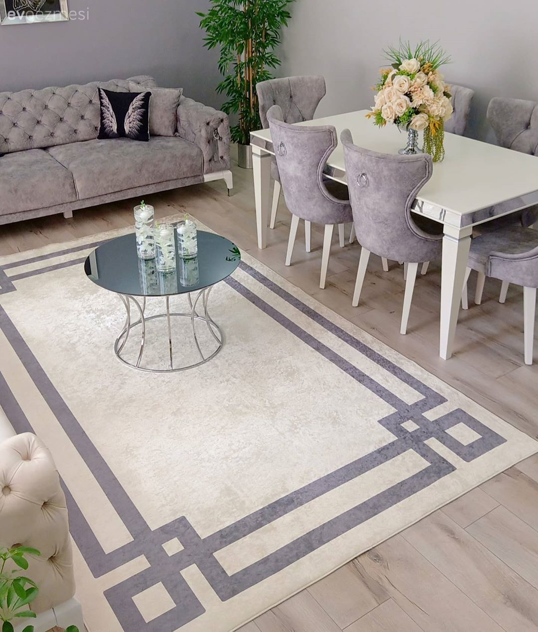 Salon, Modern klasik, Beyaz, Gri, Modern chesterfield, Koltuk takımı, Sandalye, Yemek masası, Vazo, Ev Aksesuar, Ev bitkisi, Orta sehpa, Sehpa, Halı, Salon halısı, Geometrik desen, Desenler, Ayna çerçeve, Aynalı aksesuar
