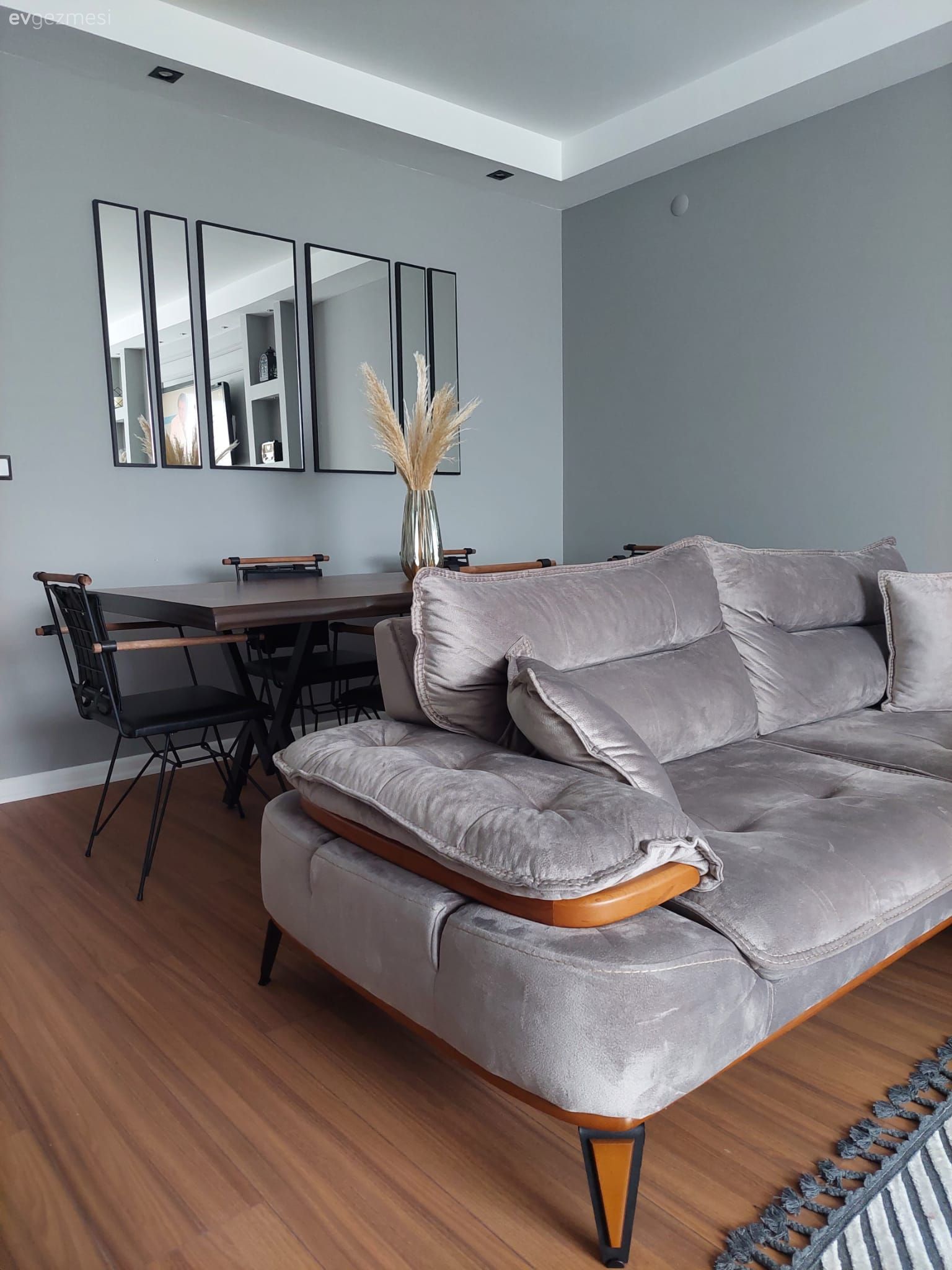 Gri duvar, Ayna, Gri, Siyah, Sandalye, Yemek masası, Koltuk takımı, Parke, Vizon