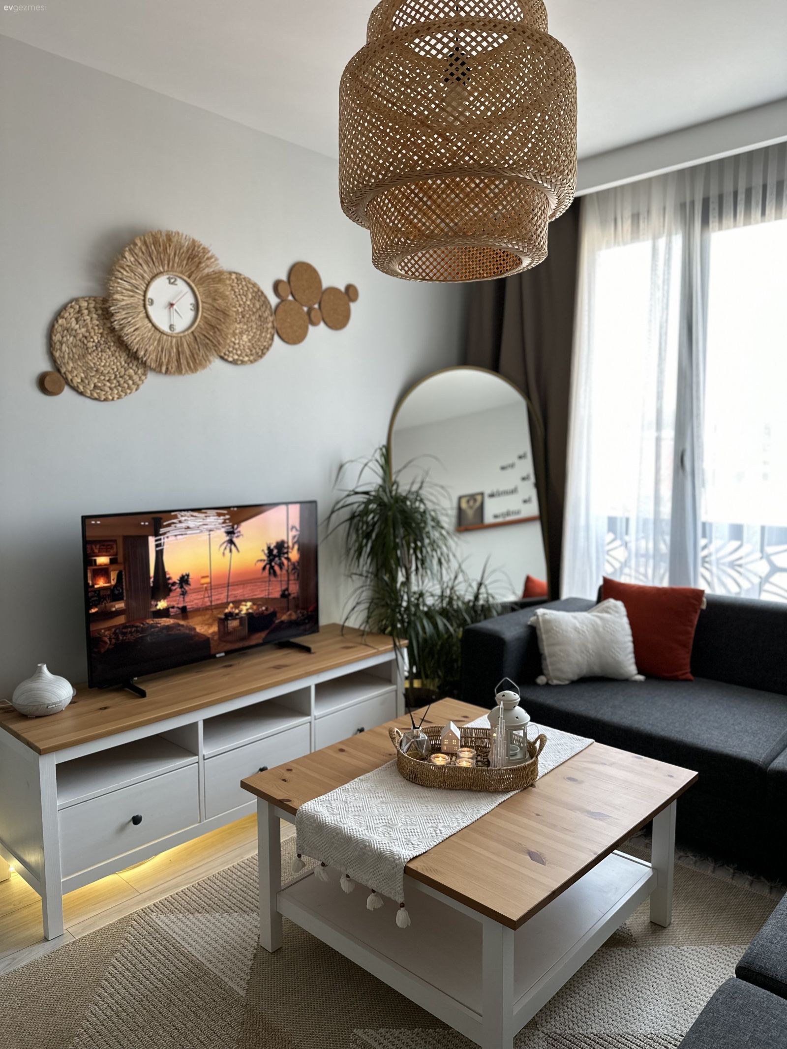 Salon, Bohem Dekorasyon, İskandinav, Ahşap Mobilya, Gri, Beyaz, Fon perde, Perde, Tül perde, Boy aynası, Ayna, Kırlent, Ev tekstili, Koltuk takımı, Tv ünitesi, Tv ünitesi aksesuarları, Ev Aksesuar, Hasır, Orta sehpa, Sehpa, Halı, Salon halısı