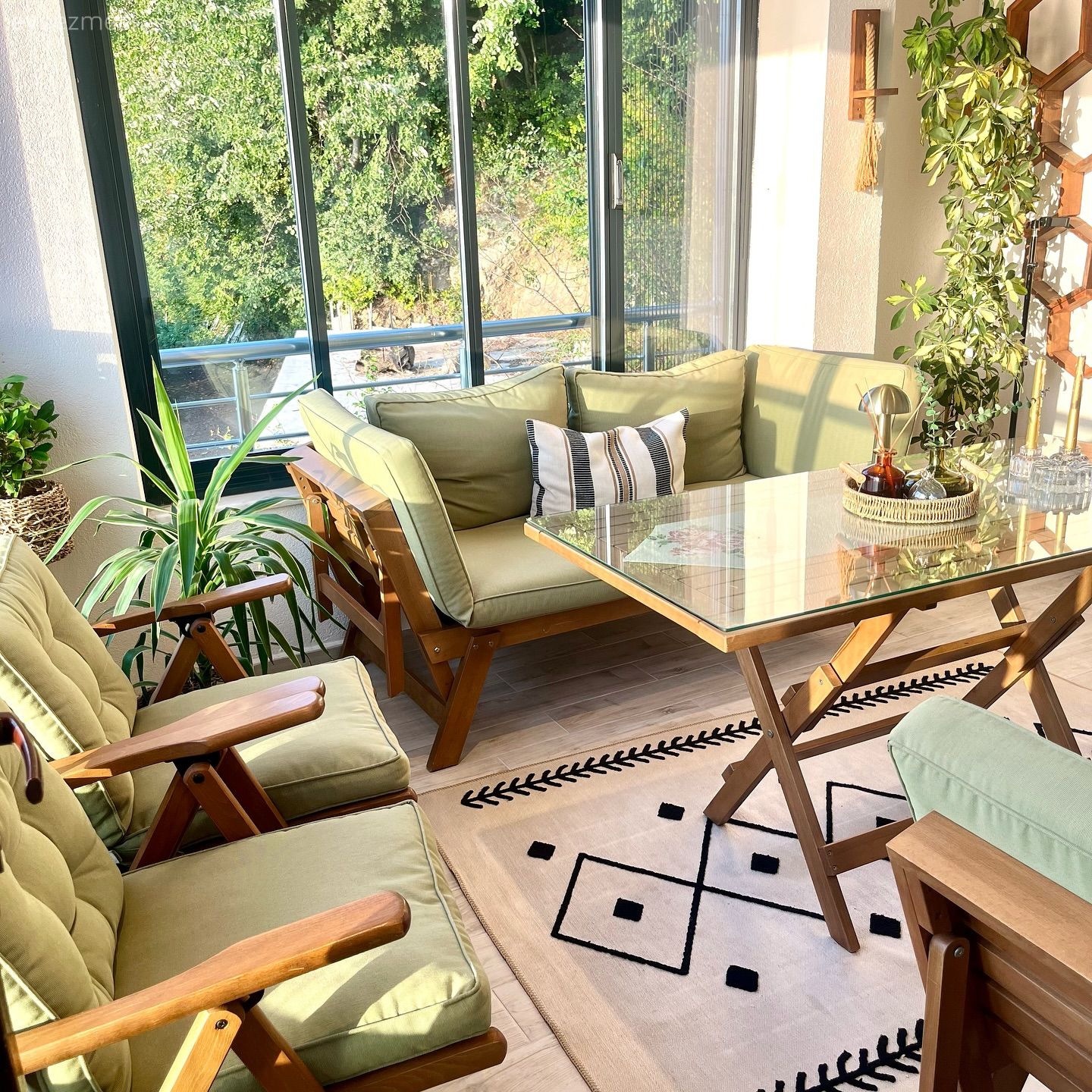 Kapalı balkon, Yeşil, Ahşap Mobilya, Balkon oturma grubu, Balkon, Balkon masası, Ev bitkisi, Halı, Balkon halısı