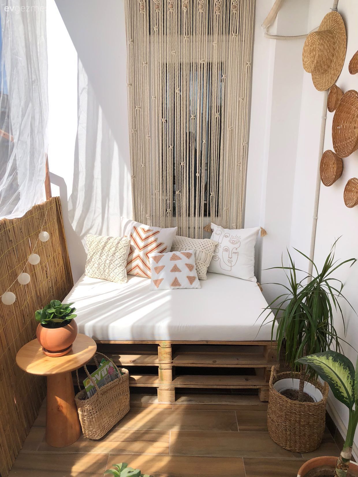 Balkon, Bohem Dekorasyon, Beyaz, Kahverengi, Palet, Balkon duvar dekorasyonu, Balkon halısı, Balkon masası, Ev bitkisi, Çiçekler, Jüt halı, Halı, Led aydınlatma, Aydınlatma, Hasır, Tül perde, Perde