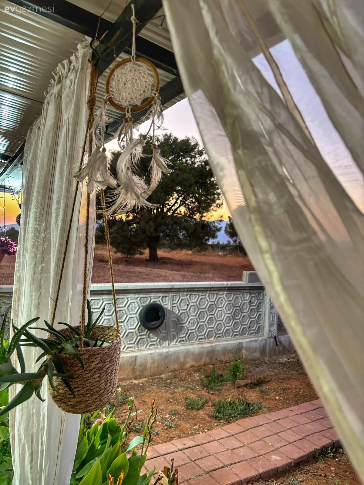 Bahçeye Yapılan Bu Tek Odalı Ev Tatillerde Kaçış Mekânı