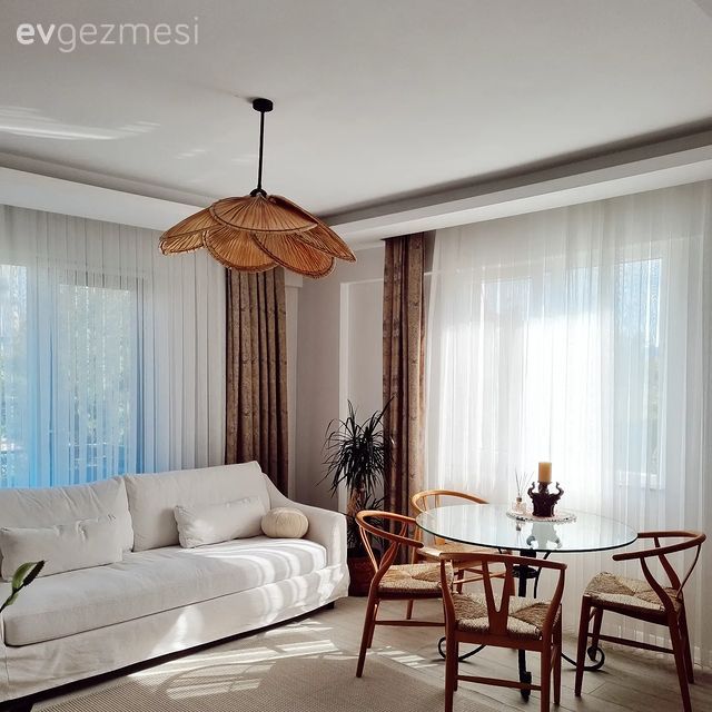 Salon, İskandinav, Beyaz, Kahverengi, Beyaz koltuk, Hasır avize, Fon perde, Perde, Tül perde, Ev bitkisi, Sandalye, Yemek masası, Halı, Salon halısı