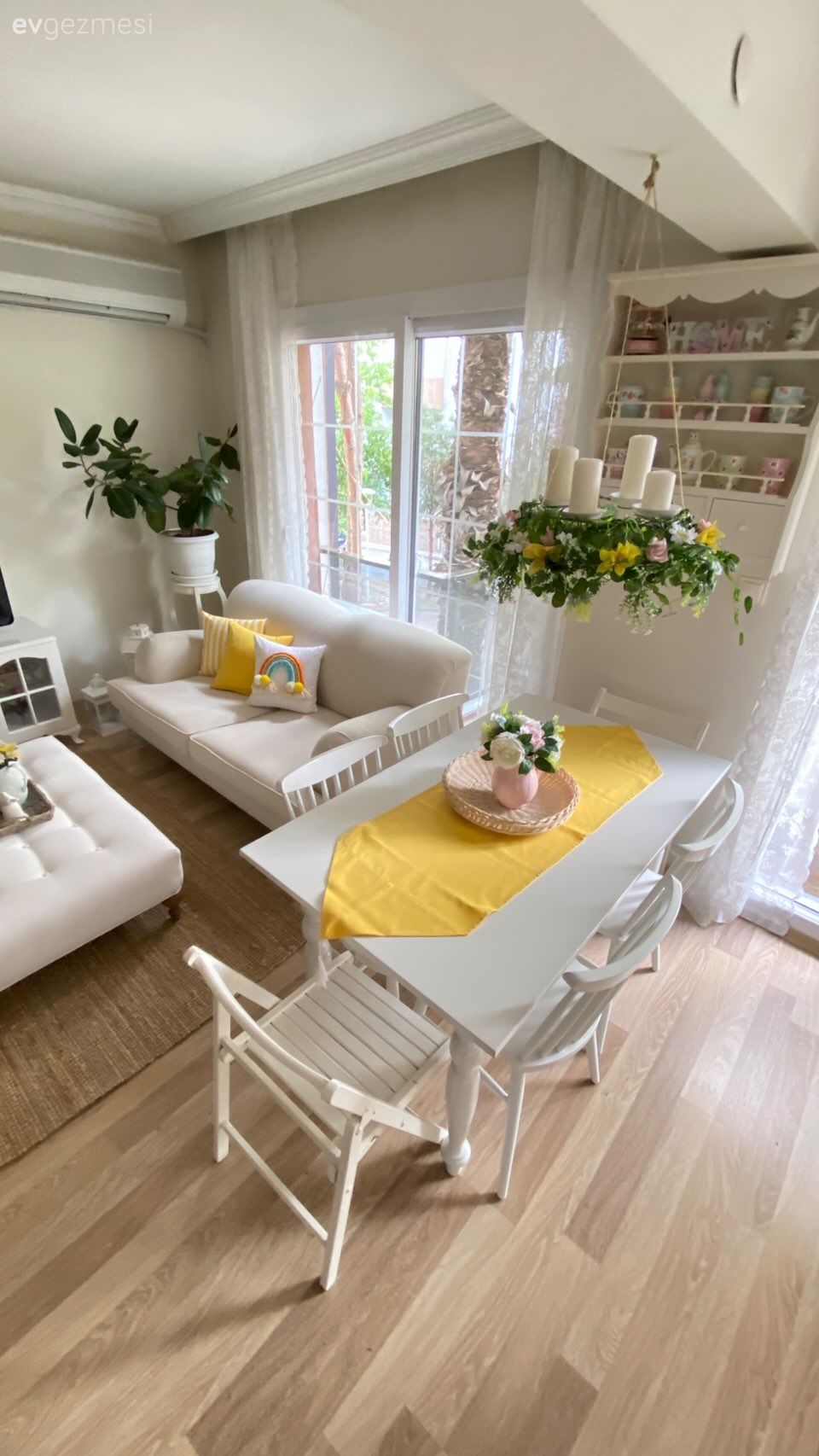 Salon, Beyaz, Sarı, Country, Koltuk takımı, Orta sehpa, Sehpa, Puf, Ev bitkisi, Terek, Mutfak, Tv ünitesi, Tv ünitesi aksesuarları, Ev Aksesuar, Avize, Aydınlatma, Yemek masası, Parke