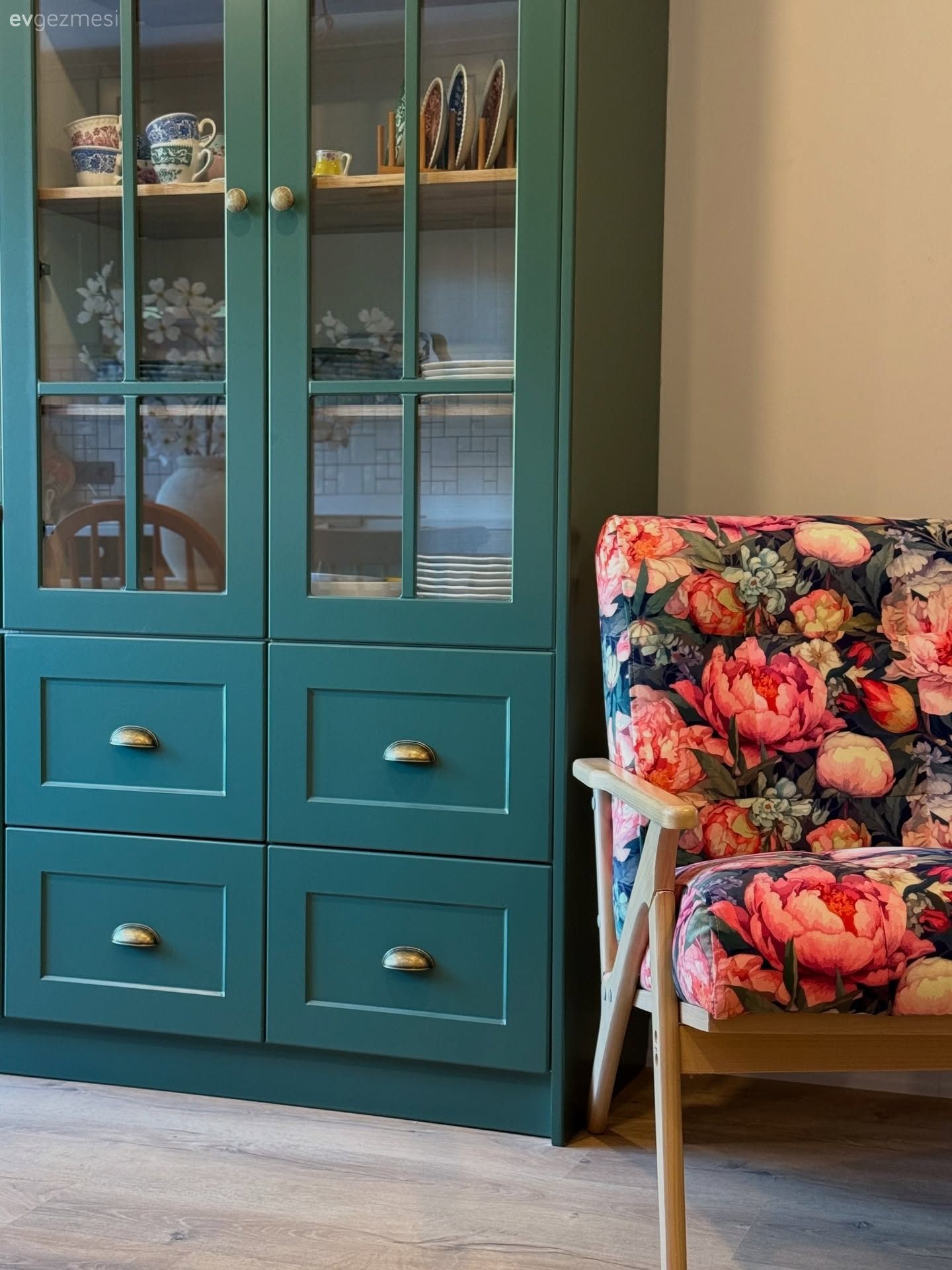 Yeşil Dolaplı Bu Mutfak Karakteristik Parçaların Kombinasyonu