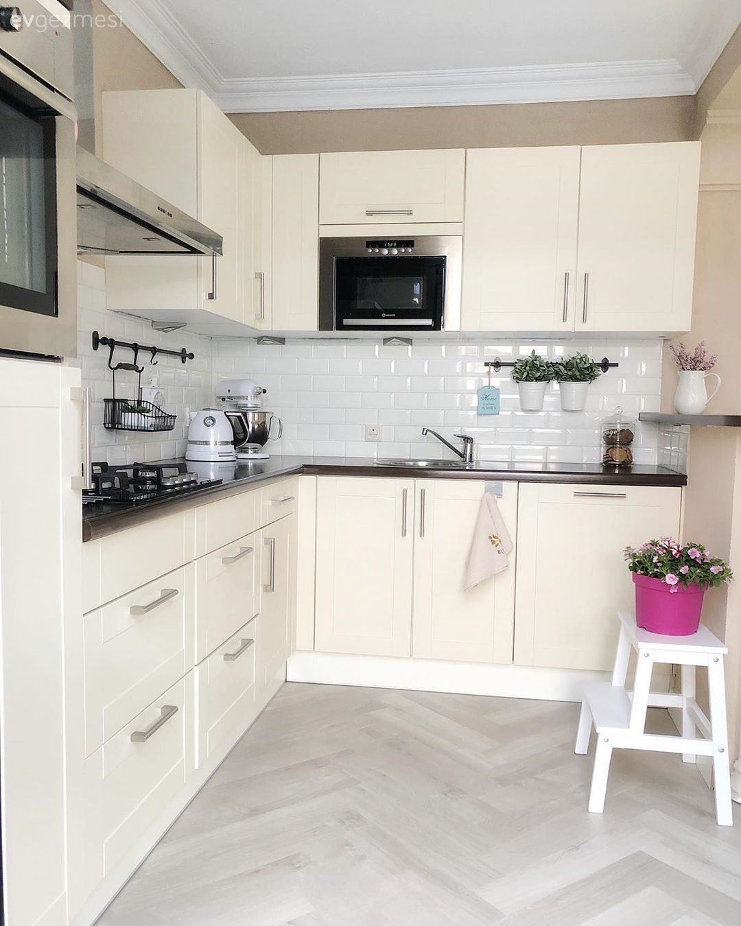 Mutfak, Beyaz, Krem, Siyah, L-tipi mutfak, Mutfak tezgahı, Mutfak tezgah arası, Metro seramik, Seramik, Ankastre, Çiçekler, Davlumbaz, Mutfak aksesuarları, Parke