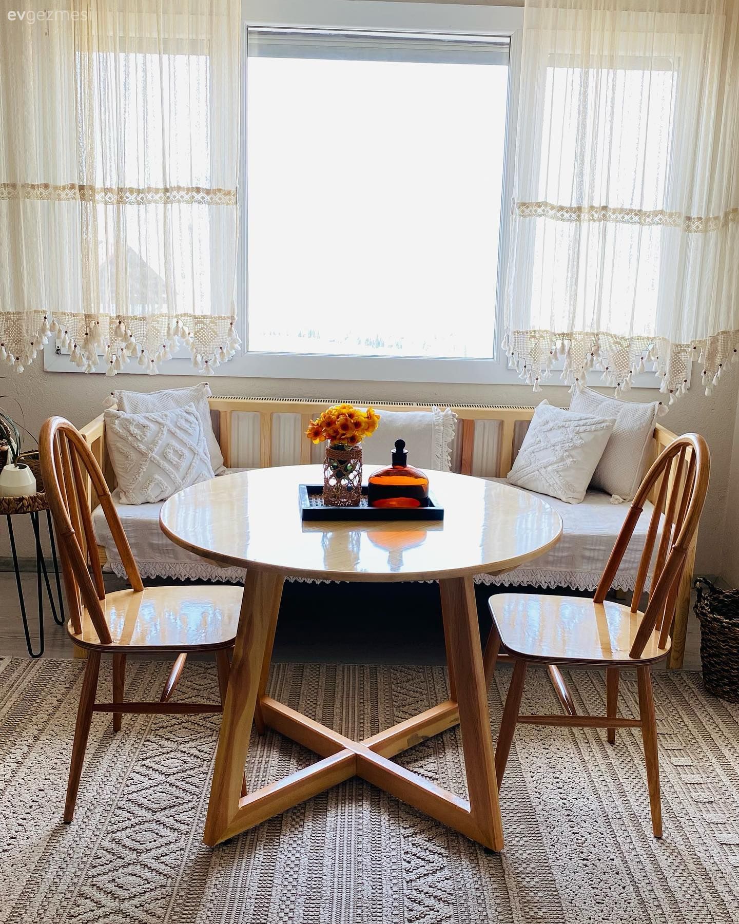 Mutfak, Beyaz, Tül perde, Perde, Sandalye, Mutfak masası, Mutfak perdesi, Kırlent, Ev tekstili, Ahşap Mobilya