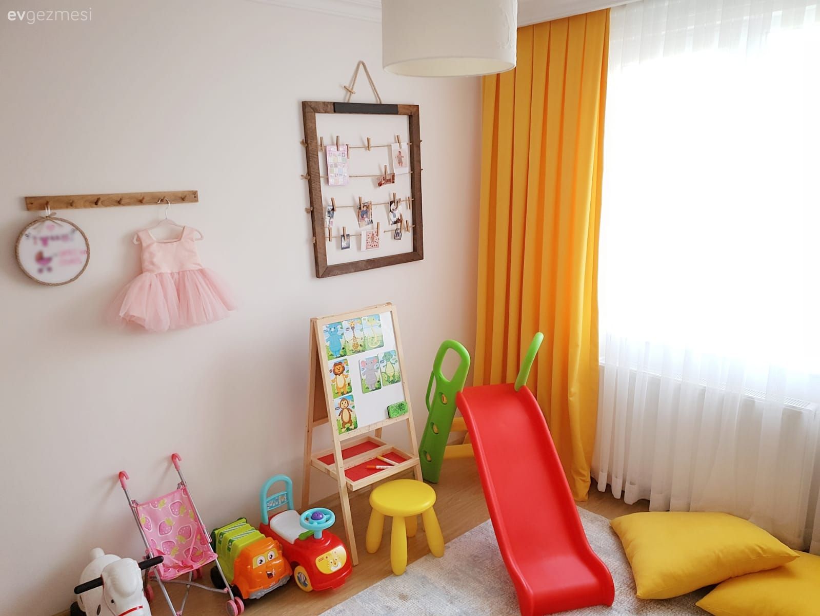 Çocuk Odası, Beyaz, Sarı, Fon perde, Perde, Kitaplık, Sandalye, Çocuk odası duvar dekorasyonu