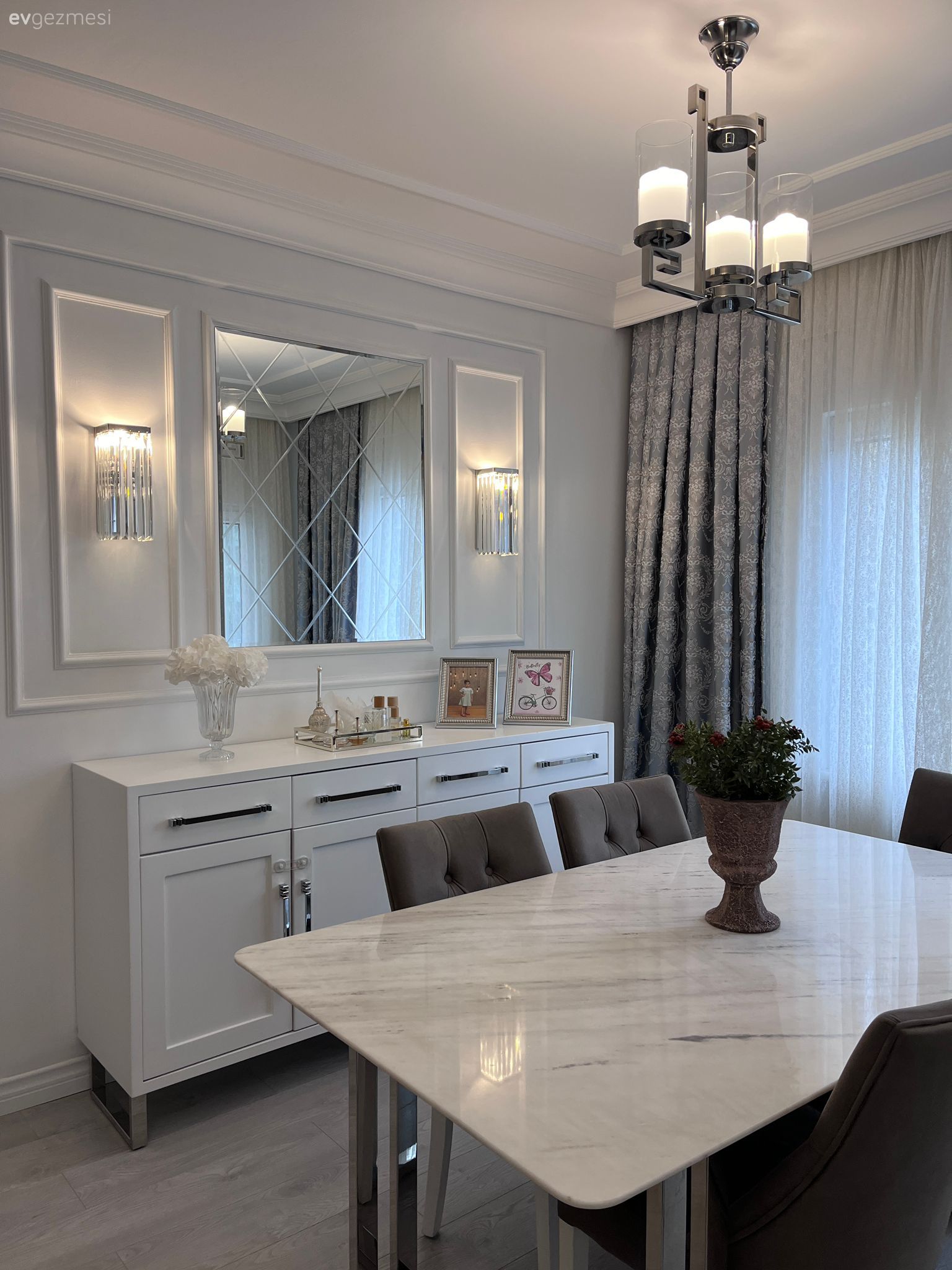 Konsol, Konsol üzeri dekoratif objeleri, Beyaz, Ayna, Gri, Fon perde, Perde, Tül perde, Avize, Aydınlatma, Sandalye, Yemek masası