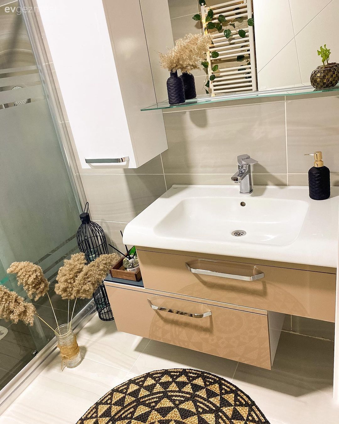 Bu Evde Renk Harmonisi Farklı Tarzların Birlikteliğinde Sunulmuş