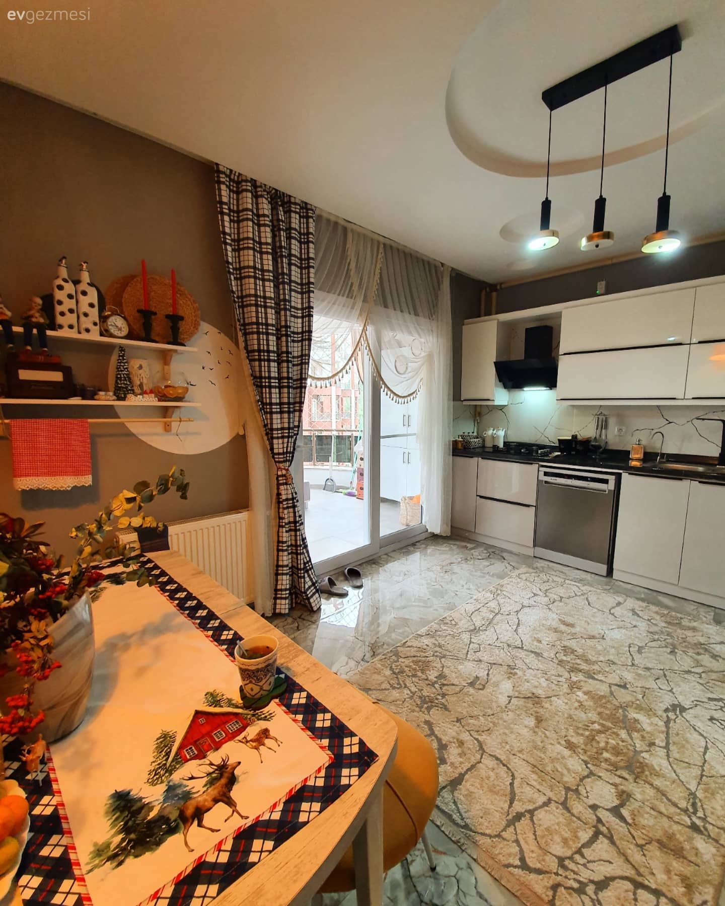 Mutfak, Beyaz, Gri, Bej, Kulpsuz mutfak dolabı, Mutfak tezgahı, Mutfak tezgah arası, Tezgah arası seramik, Rustik, Mutfak halısı, Mutfak perdesi, Mutfak rafı, Mutfak masası