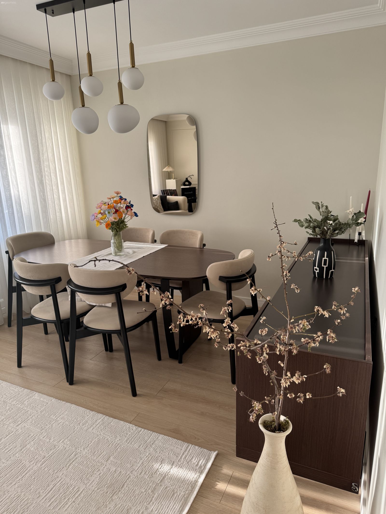 Bu Modern Salonda Krem Koltuklar Ferahlık ve Konfor Kaynağı