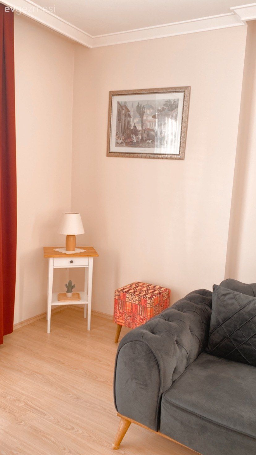 Kırmızı, Tablo, Duvar dekorasyonu, Yan sehpa, Sehpa, Koltuk takımı, Gri, Parke