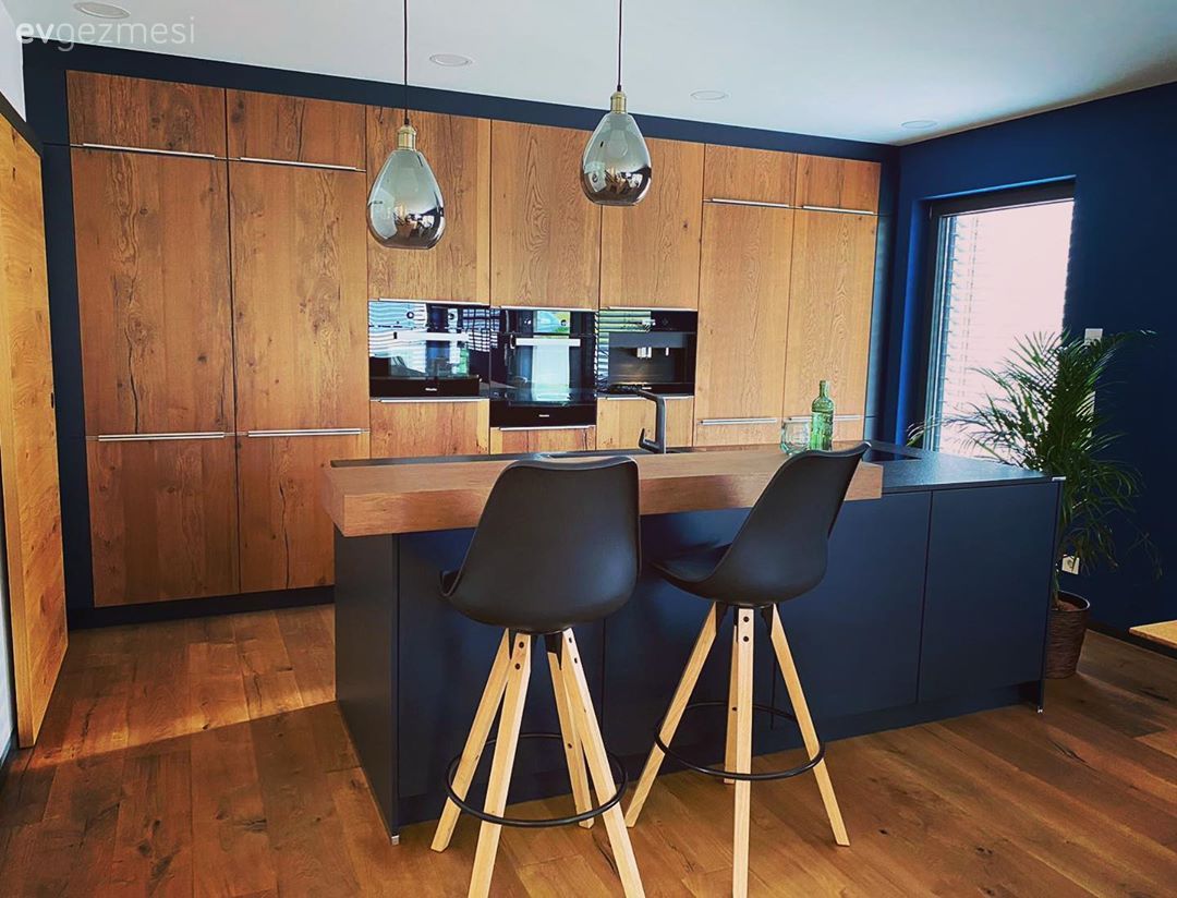 Amerikan Mutfak, Mutfak, Ahşap Mobilya, Siyah, İndigo Mavisi, Mavi duvar, Ada mutfak, Ankastre, Mutfak tezgahı, Mutfak Avize Modelleri, Sandalye, Ev bitkisi, Parke, Mutfak zemin seramikleri
