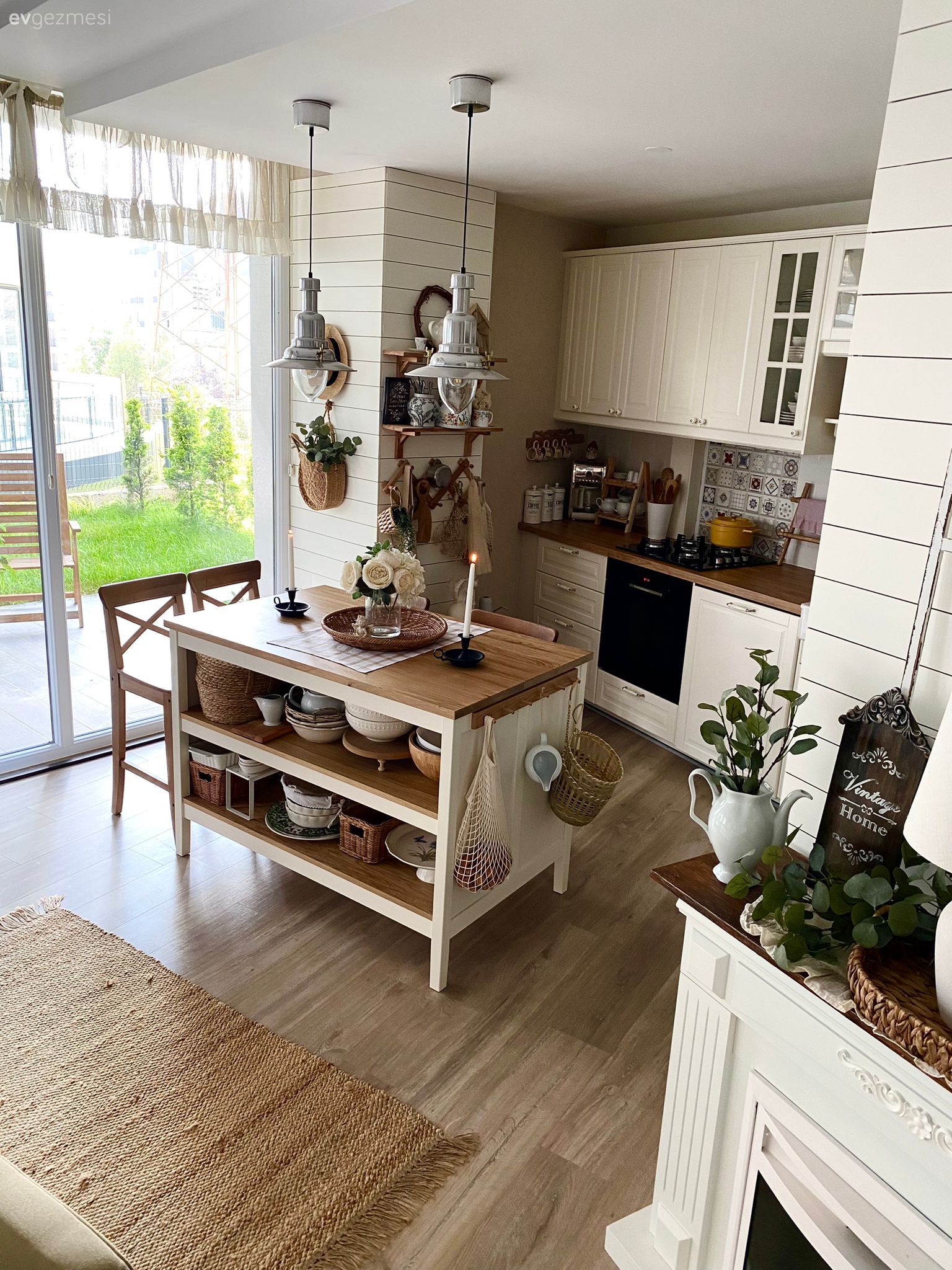 Mutfak, Beyaz, Beyaz ve ahşap mutfak, Country, Country mutfak, Lambri, Ahşap mutfak tezgahı, Mutfak tezgahı, Mutfak tezgah arası, Ada mutfak, Mutfak aksesuarları, Parke, Mutfak perdesi, Mutfak Avize Modelleri, Mutfak rafı, Kilim, Halı