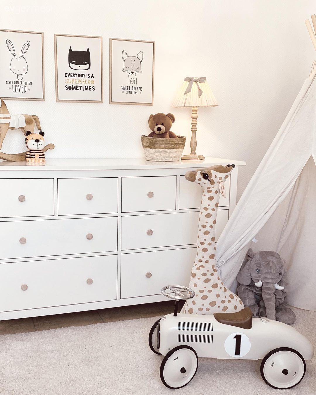 Çocuk Odası, Beyaz, Krem, Bej, Çocuk odası duvar dekorasyonu, Şifonyer, Yatak Odası