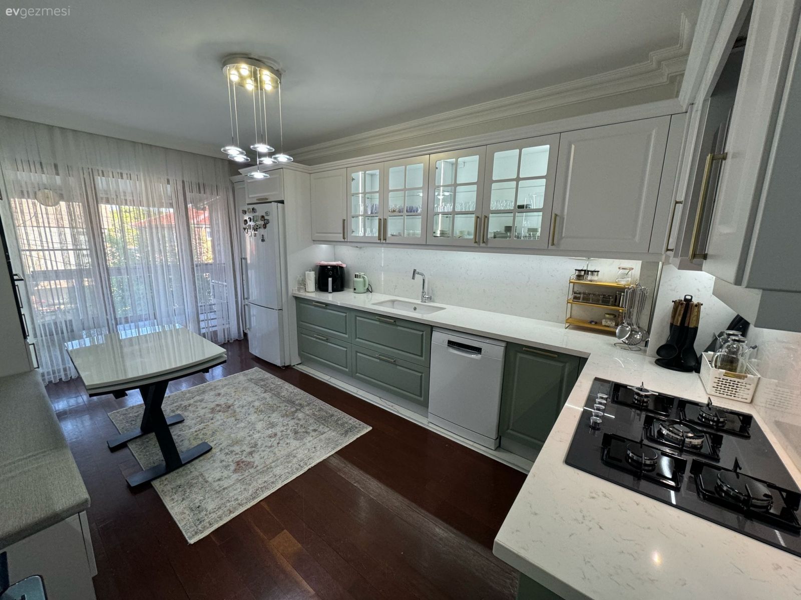 Sedirli Köşesiyle Dikkat Çeken Bu Mutfak Bir Hayli Keyifli