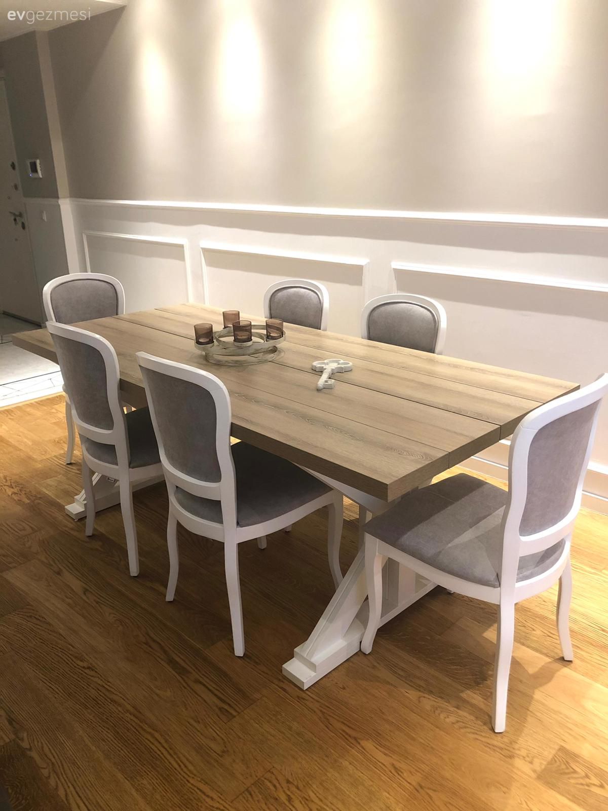 Şömine, Koltuk takımı, Sandalye, Ahşap masa, Yemek masası, Parke, Fon perde, Perde, Tül perde, Duvar çıtalama