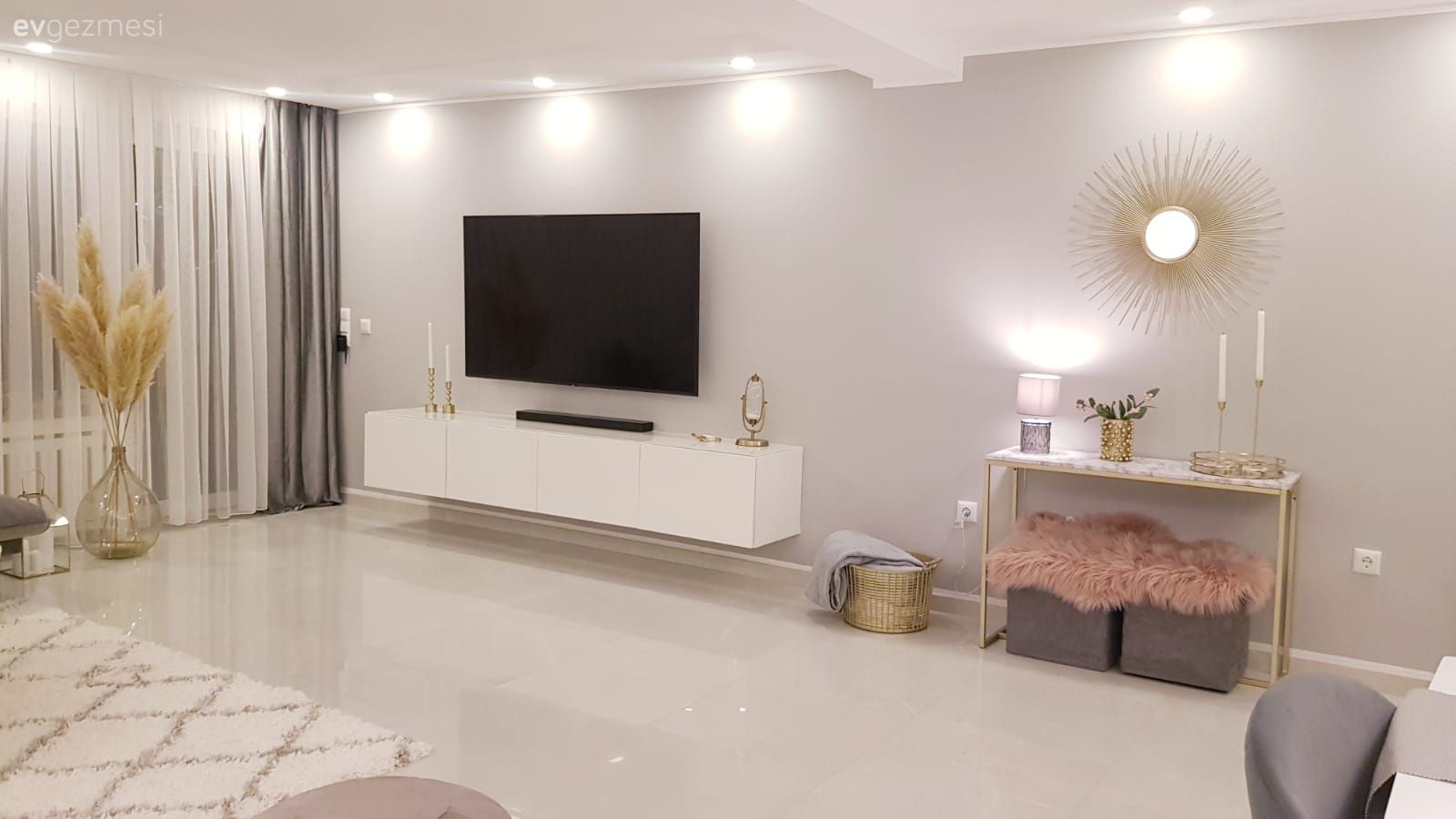 Salon, Modern, Art deko, Gri, Altın, Pudra pembe, Fon perde, Perde, Tül perde, Tv ünitesi, Tv ünitesi aksesuarları, Ev Aksesuar, Konsol, Konsol üzeri dekoratif objeleri, Puf, Dekoratif Objeler, Halı, Salon halısı, Spot aydınlatma, Aydınlatma, Şamdan