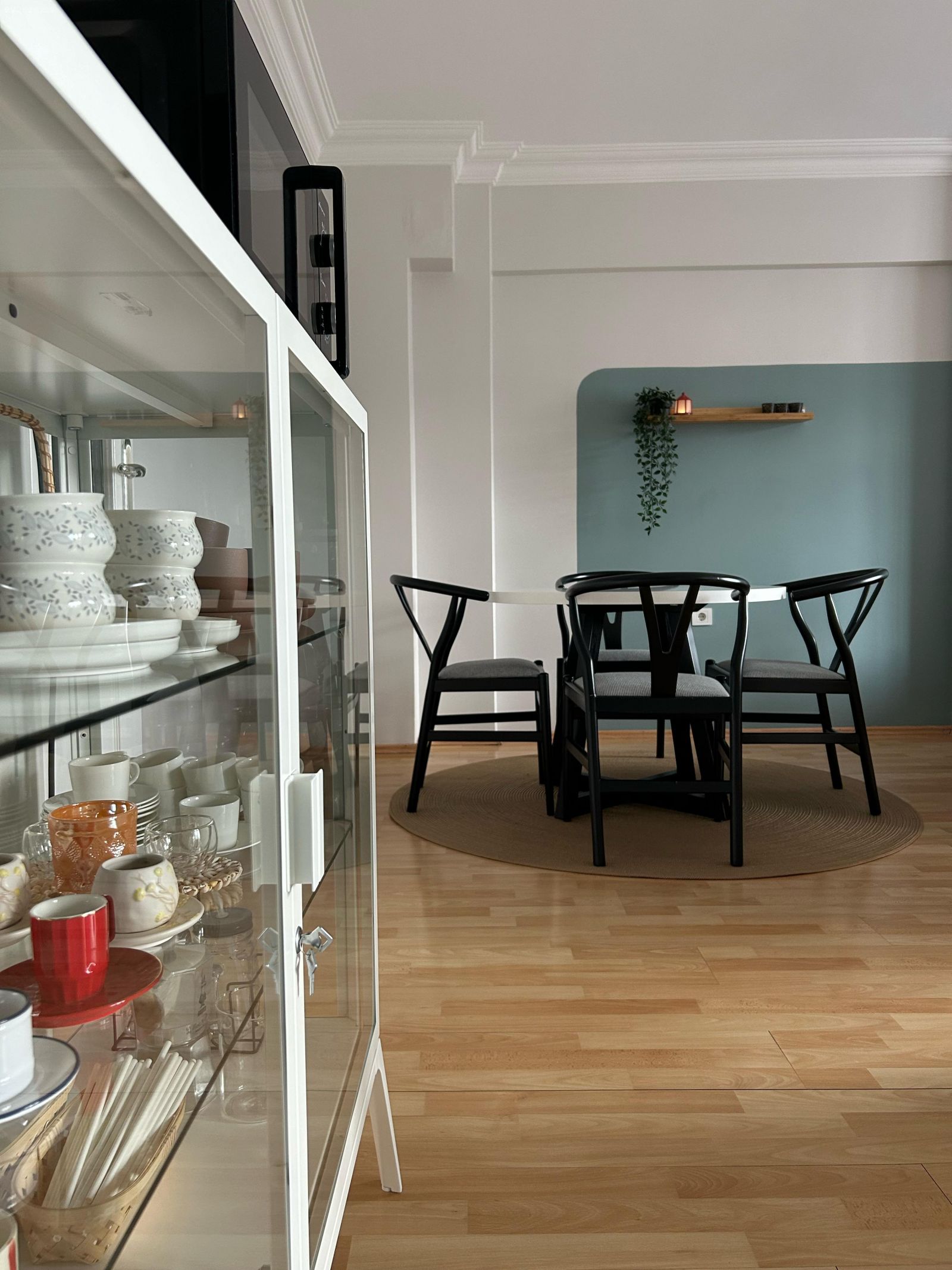 Mavi Duvarıyla Selam Veren Bu Ev Alışılmadık Detayları Pek Seviyor!