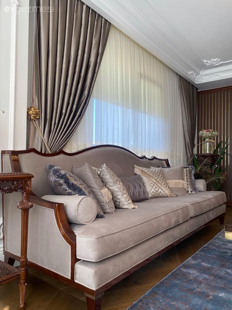 Salon, Klasik, Bej, Kahverengi, Tül perde, Perde, Fon perde, Koltuk takımı, Gri, Ahşap Mobilya, Kırlent, Ev tekstili