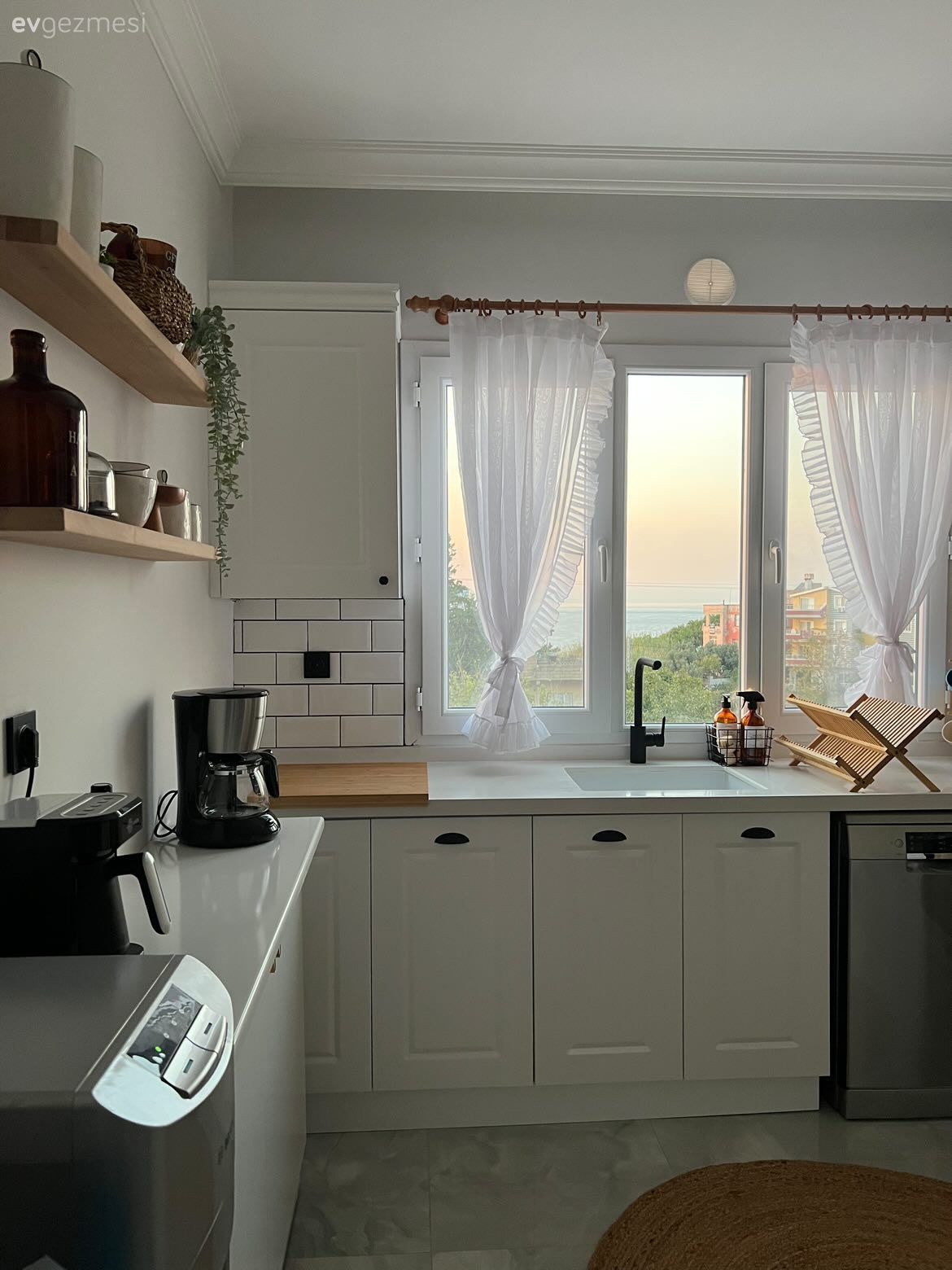 Bu Mutfakta Ahşap ve Hasırlar Sıcaklık Kaynağı Olmuş!