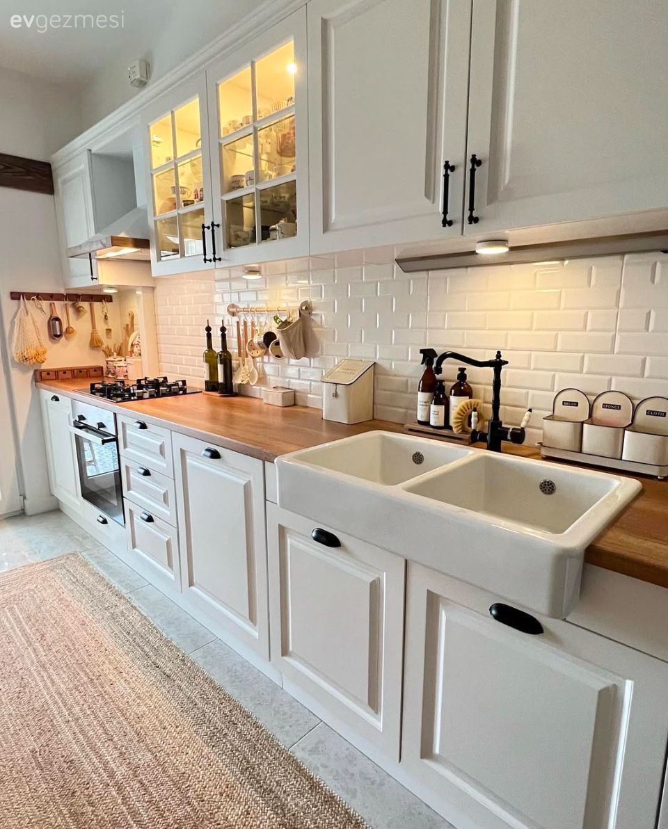 Ahşap ve Beyaz Dostluğu: İstanbul'da Aurası Yüksek Bir Ev!