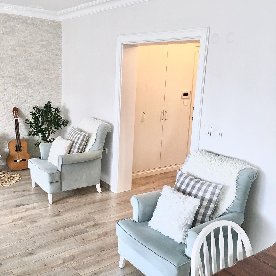 Salon, Beyaz, Mavi, Kırlent, Ev tekstili, Berjer, Taş duvar, Duvar dekorasyonu, Ev bitkisi, Sandalye, Ahşap masa, Ekose desen, Parke