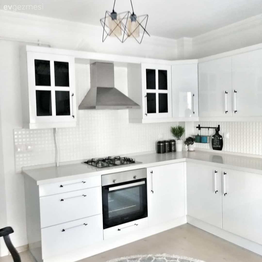 Mutfak, Beyaz mutfak, Siyah, Beyaz, Mutfak tezgahı, Mutfak tezgah arası, Ankastre, Davlumbaz, Metro seramik, Seramik, Mutfak halısı