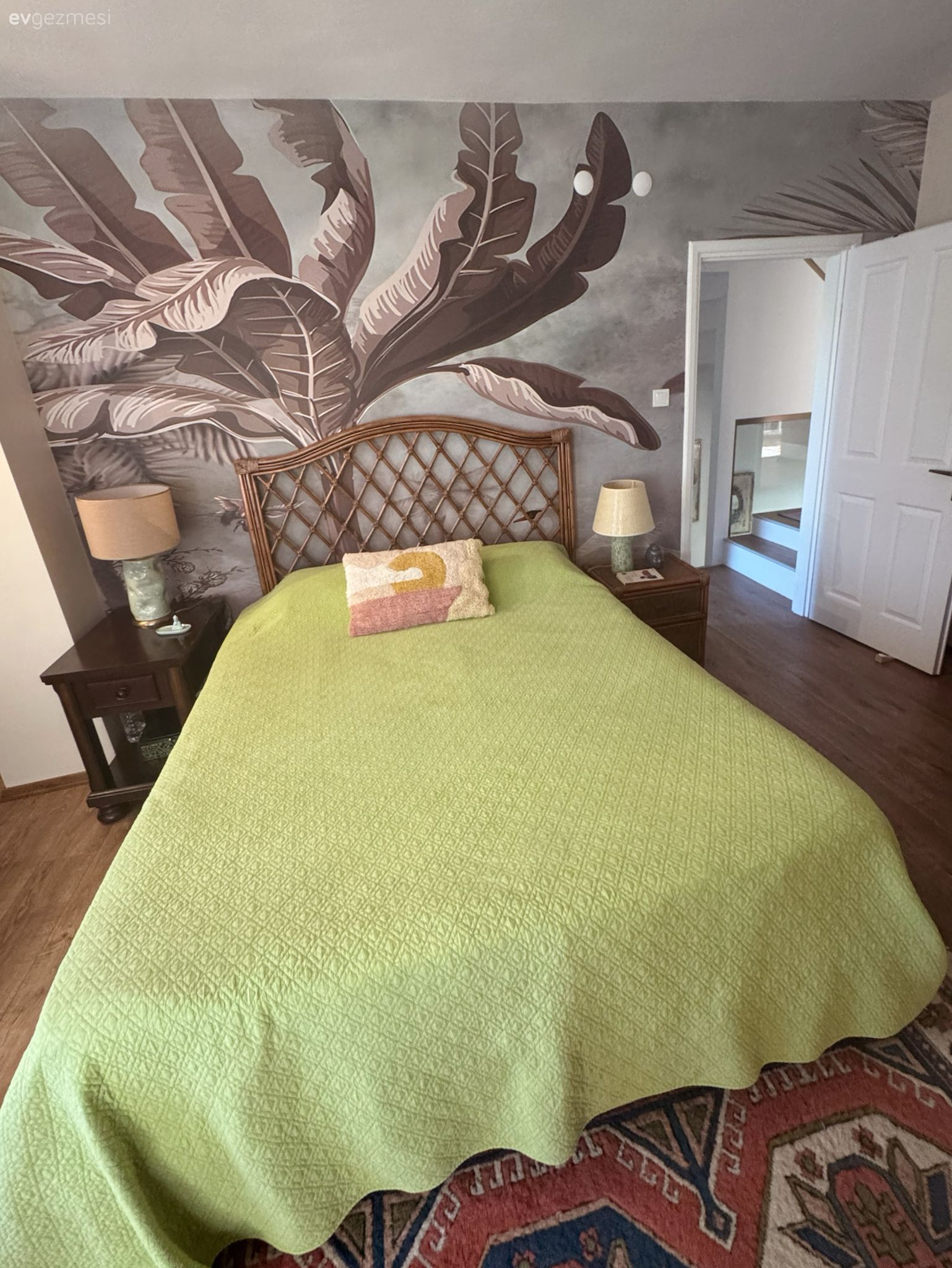 Yatak Odası, Bohem Dekorasyon, Eklektik, Yeşil, Duvar kağıdı, Duvar dekorasyonu, Komodin, El dokuma halı, Halı, Abajur, Aydınlatma, Kapı 