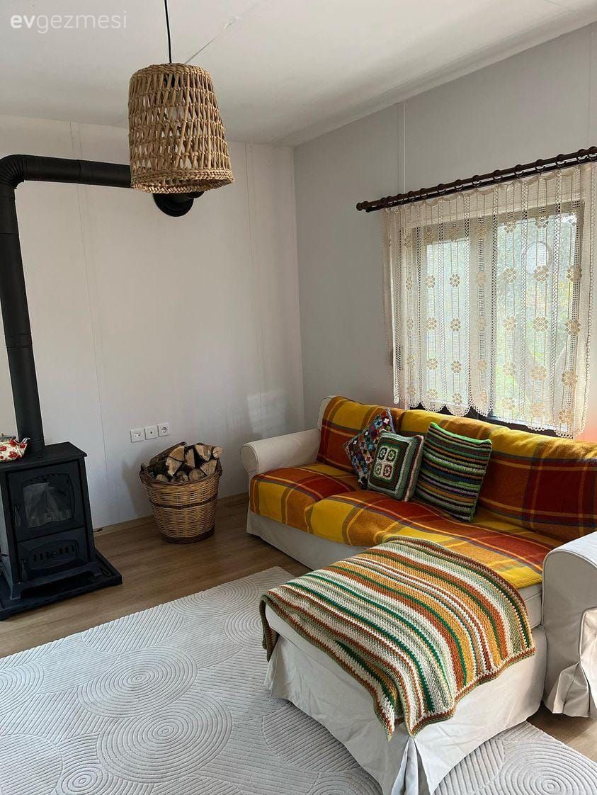 Salon, Köşe koltuk, Koltuk takımı, Beyaz, Hardal, Tül perde, Perde, Halı, Soba, Hasır avize, Patchwork desen, Ekose desen, Desenler, Kırlent, Ev tekstili