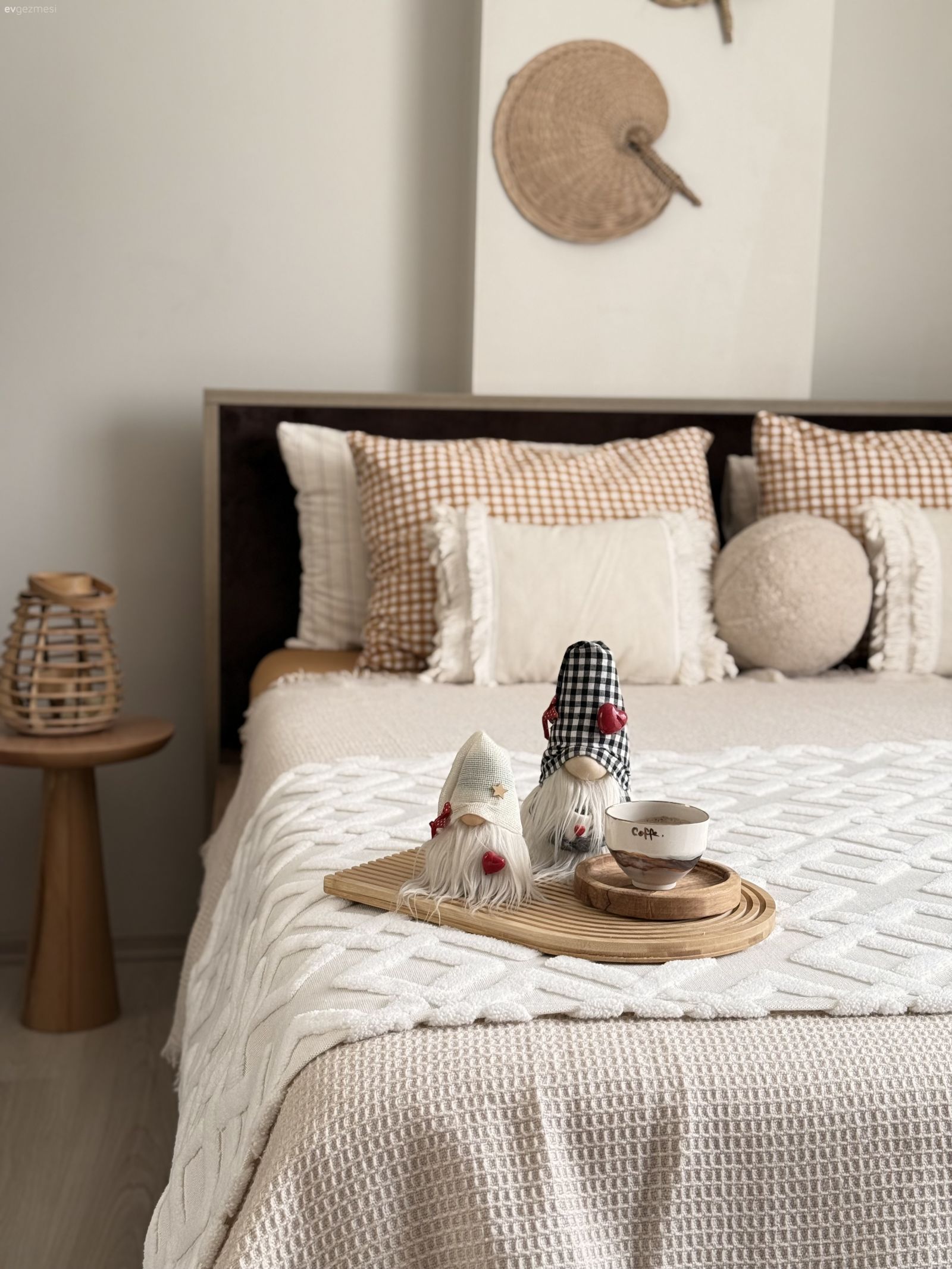 Bu İki Katlı Evde Modern ve Country Esintiler Karışmış