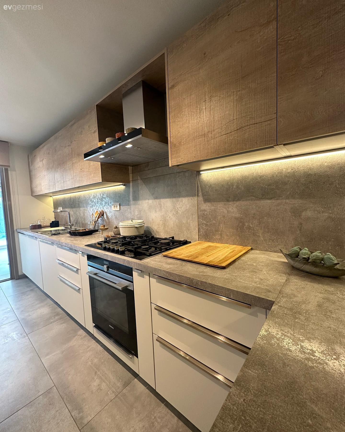 Mutfak, Ahşap Mobilya, Beyaz, Modern mutfak, Siyah, Bej, Vizon, Mutfak tezgahı, Mutfak tezgah arası, Led aydınlatma, Aydınlatma, Davlumbaz, Mutfak aksesuarları