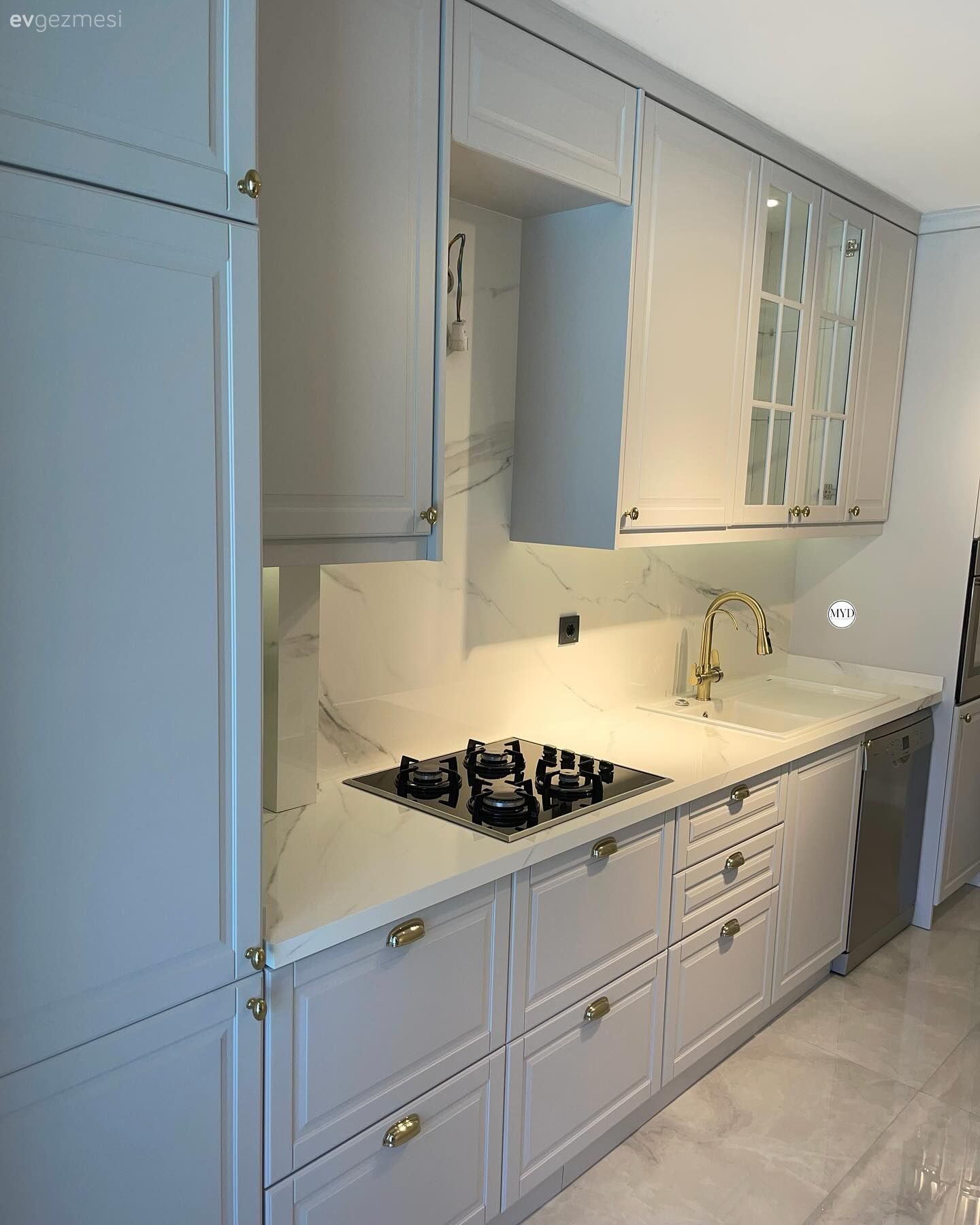 Bej, Mutfak, Shaker kapaklı dolaplar, Mutfak tezgahı, Beyaz, Mutfak tezgah arası, Mutfak aksesuarları, Cam kapaklı dolap, Mutfak zemin seramikleri