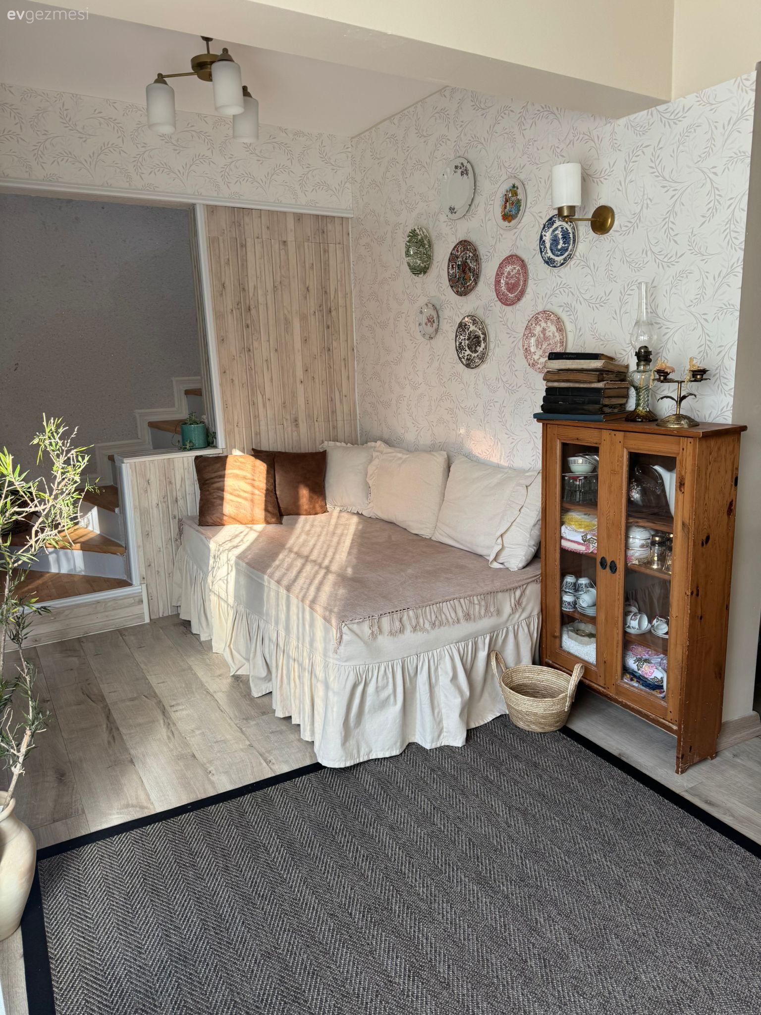 Dışarıdaki Merdivenleri İçeri Alınan Bu Köy Evi Artık Dubleks