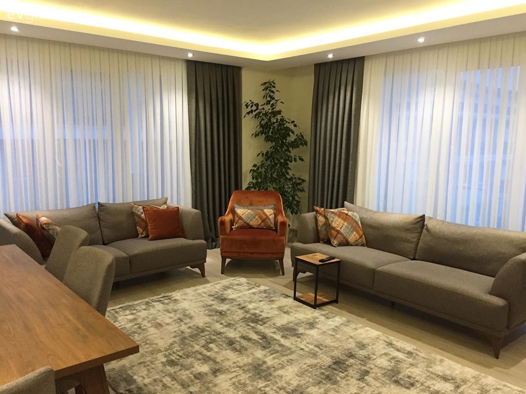 Salon, Modern, Turuncu, Gri, Koltuk takımı, Halı, Salon halısı, Fon perde, Perde, Tül perde, Yemek masası, Sandalye, Ev bitkisi