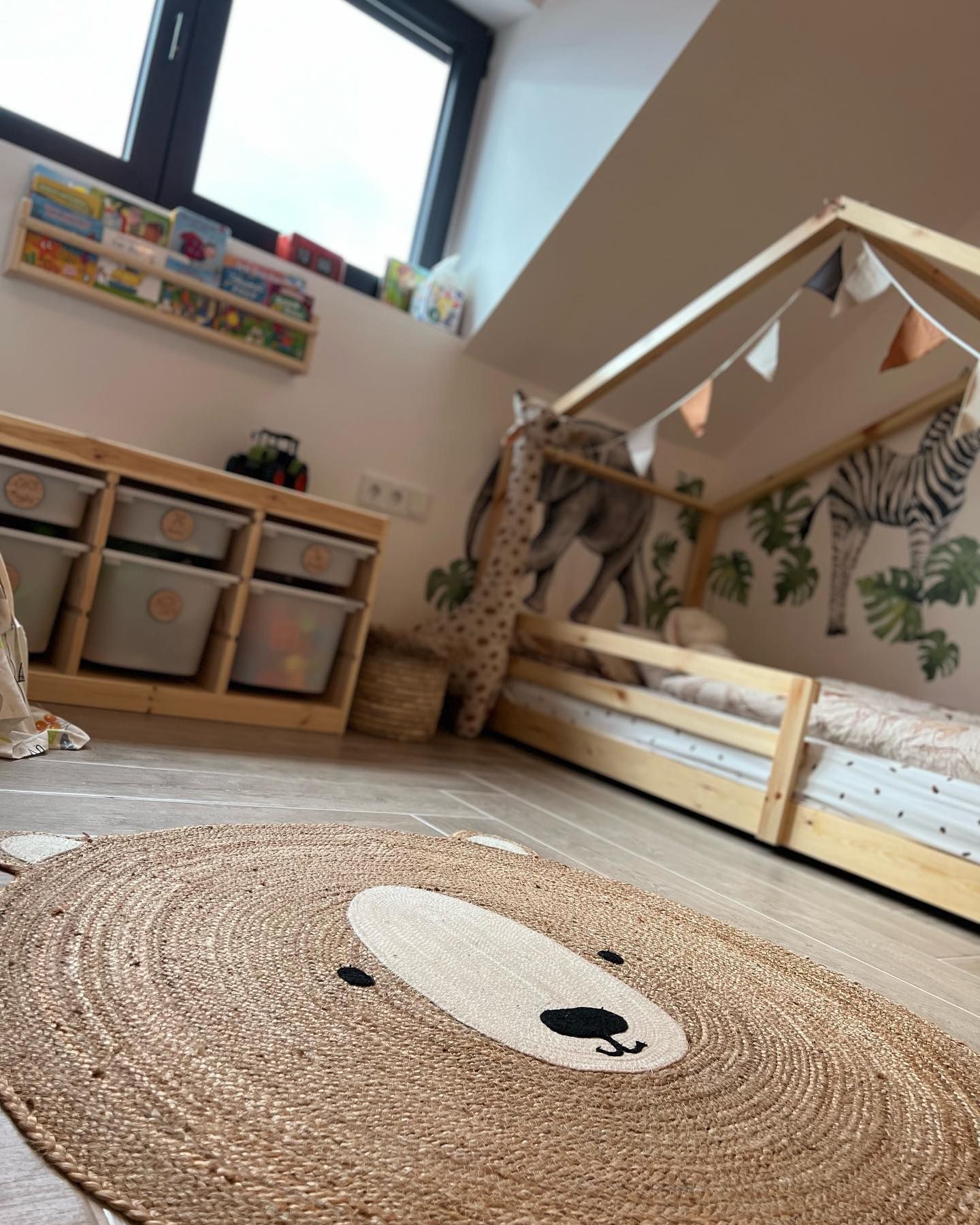 Çocuk Odası, Çocuk odası duvar dekorasyonu, Krem, Bej, Montessori çocuk odası, Dolap, Hasır avize, Jüt halı, Halı, Yuvarlak halı