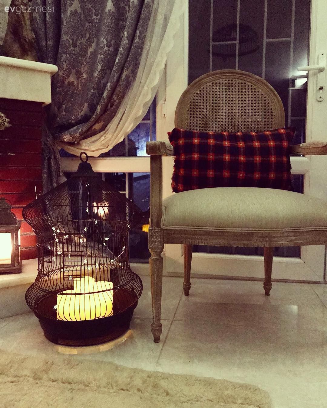 Bu Keyifli Evin İçindeki Mobilyalar Boyanmadan Duramıyor