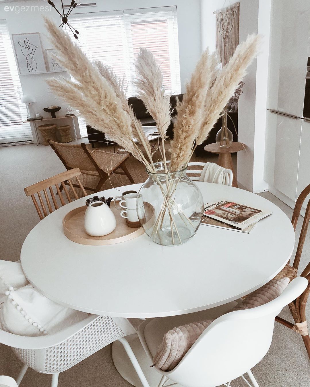 Açık konsept yaşam alanı, Beyaz, Bej, Krem, Vazo, Ev Aksesuar, Pampas otu, Tablo, Duvar dekorasyonu, Sandalye