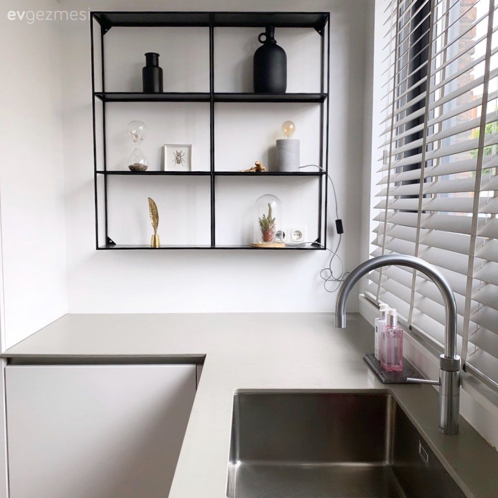 Mutfak, Modern mutfak, Beyaz mutfak, Mutfak tezgahı, Mutfak tezgah arası, Mutfak aksesuarları, Mutfak duvar dekorasyonu, Mutfak perdesi, Jaluzi, Pencere önü eviye, Eviye 