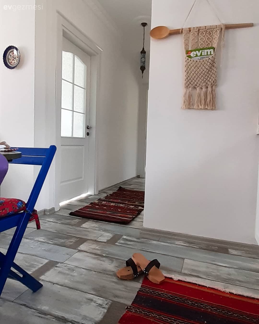 Salon, Kilim, Beyaz, Kırmızı, Eskitme parke, Duvar dekorasyonu, Makrome duvar dekoru, Yolluk, Sandalye, Mavi, Kendin Yap